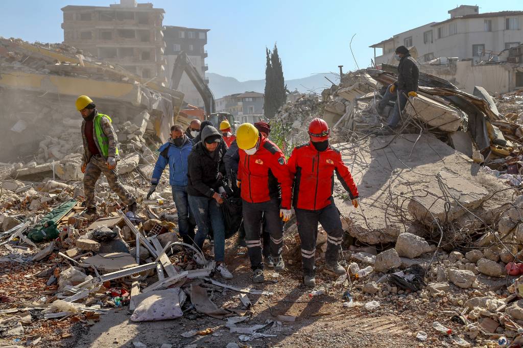 В Турции спустя 257 часов после землетрясения достали из-под завалов живую девушку