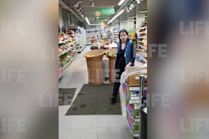 Кассирша отказалась продавать мандарины принципиальному москвичу и учинила скандал
