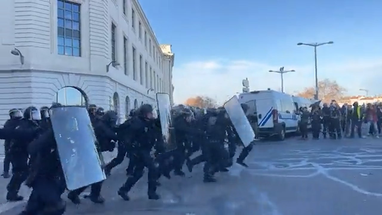 В Лионе начались столкновения демонстрантов с полицией на акции против пенсионной реформы