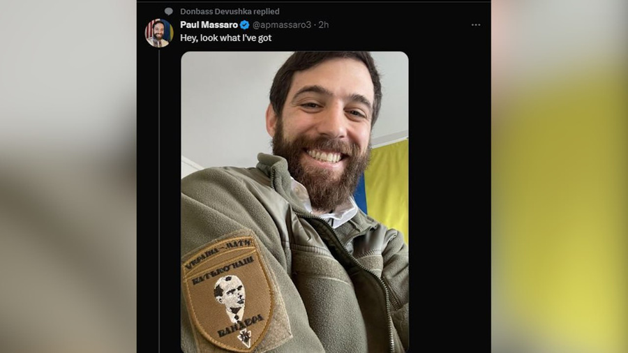Американский чиновник Массаро сфотографировался в кофте с нашивкой Бандеры. Обложка © Twitter / Abraham De