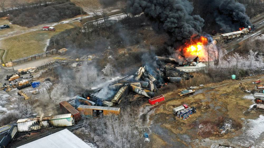 Поезд с опасными веществами сошёл с рельсов и загорелся в американском штате Огайо. Фото ТАСС / AP / Gene J. Puskar