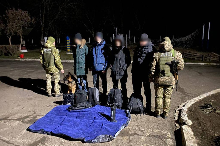 Украинские пограничники задержали мужчин, которые пытались попасть в Румынию на надувном матрасе. Фото © ДПСУ | Держприкордонслужба