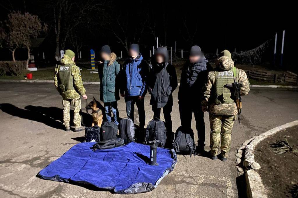Группа украинцев пыталась сбежать в Румынию на надувном матрасе, но была поймана