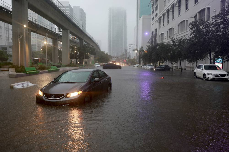 Тропический ливень вызвал наводнение в районе Майами. Фото © Getty Images / Joe Raedle