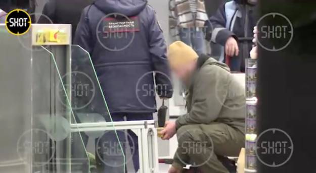Появилось видео досмотра мужчины, пытавшегося пронести мины и взрыватели на Курский вокзал