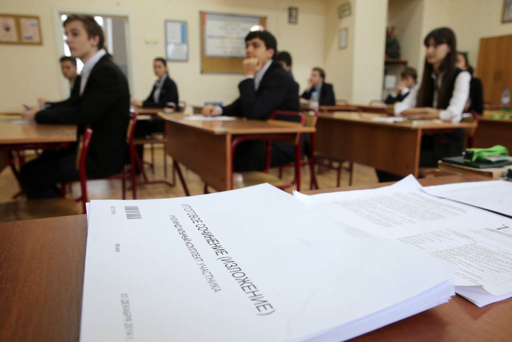 Выпускников из новых регионов РФ в 2023 году допустят к экзаменам без сочинения