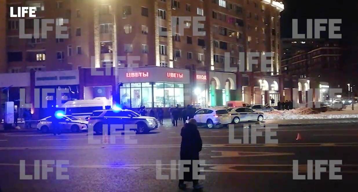 Неизвестный захватил заложников в цветочном магазине в центре Москвы