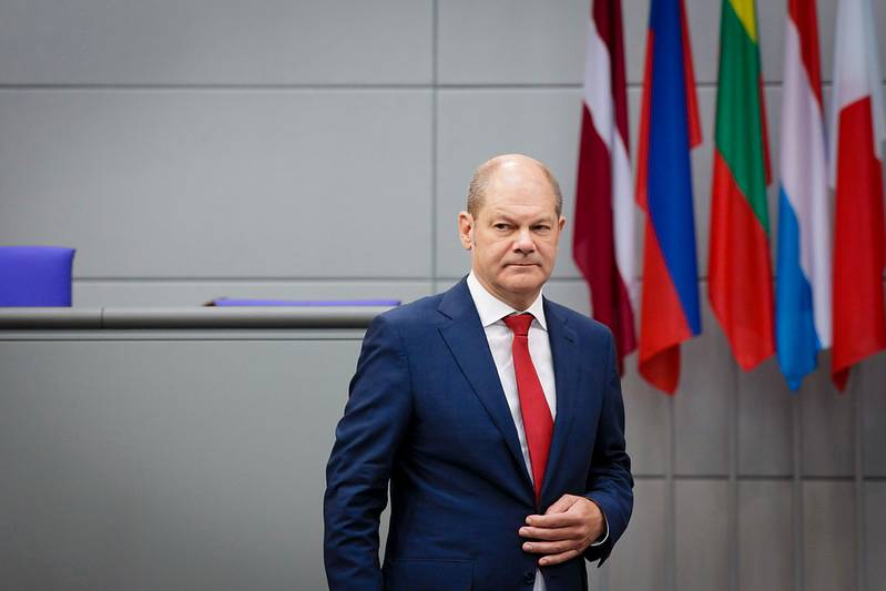 Шольц заявил об отсутствии в Германии единой позиции по санкциям и поставкам оружия Киеву
