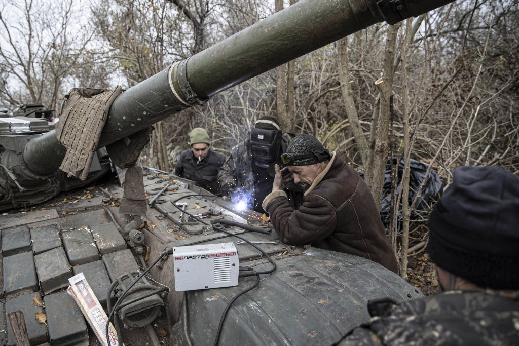 Украинские солдаты ремонтируют повреждённый танк. Фото © Getty Images / Metin Aktas / Anadolu Agency