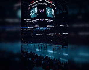 На арене "Вашингтона" перед игрой НХЛ минутой молчания почтили память отца Овечкина