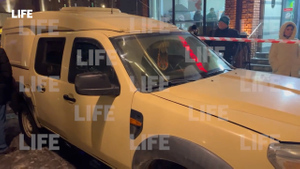 Захватчики заложников подъехали к магазину цветов в Москве на инкассаторском броневике