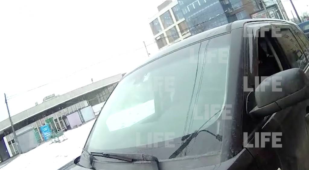 Агрессивный петербуржец был против штрафа за неправильную парковку и наехал на инспектора