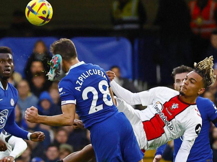Секу Мара пытается попасть по мячу, но ударяет ногой по голове Сесаре Аспиликуэте. Обложка © Twitter / @Footballdayy10