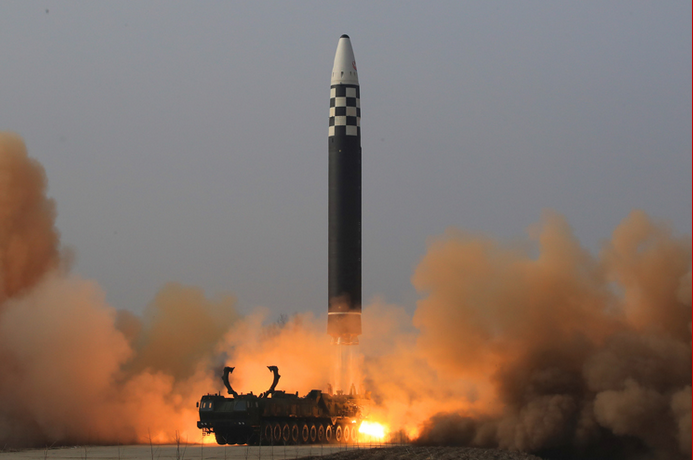 <p>Запуск ракеты "Хвасон". Фото "Нодон Синмун"</p>