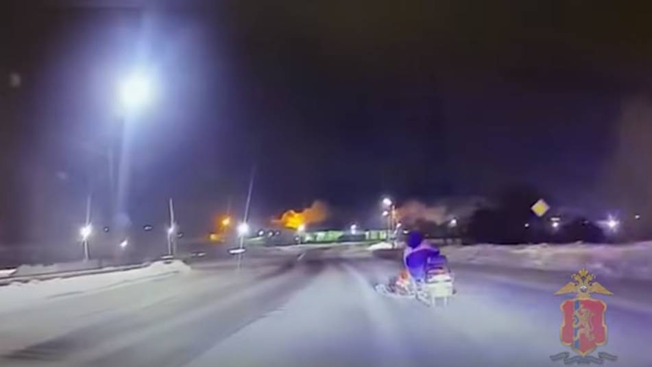 Искромётная погоня: Россиянин на снегоходе попытался сбежать от полиции по асфальту