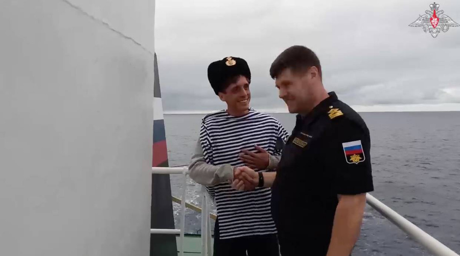Спасённому французу на прощание подарили флотскую шапку и тельняшку. © Кадр из видео Telegram / Минобороны России