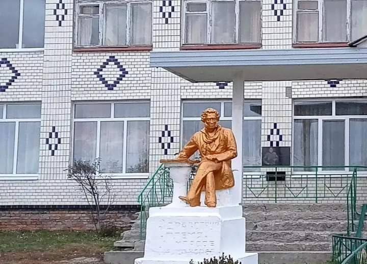В Полтавской области снесли памятник Пушкину