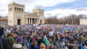 В Мюнхене немцы провели масштабный митинг против поставок оружия Украине