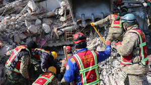 В Турции трёх человек достали живыми из-под завалов на 14-й день после землетрясения