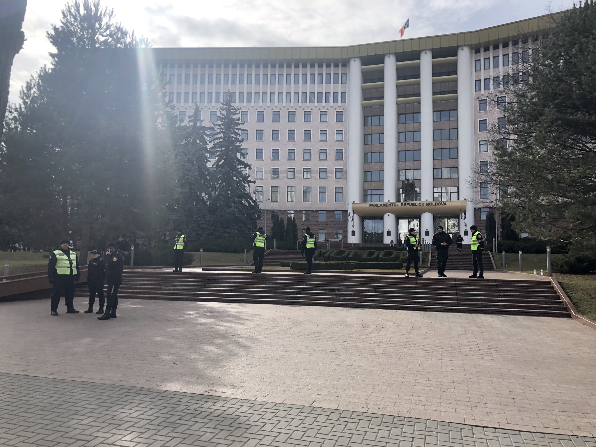 Полиция уже заняла позиции перед парламентом в Кишинёве. Фото © Twitter / Sebastian_Ehm