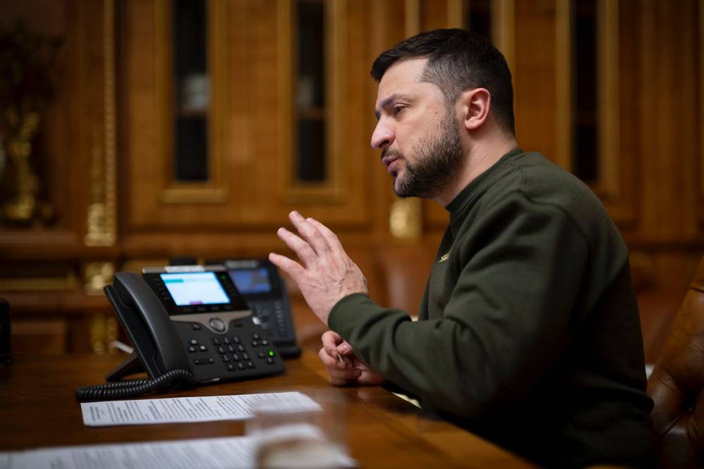 Зеленский не стал ветировать скандальный закон о наказании военных