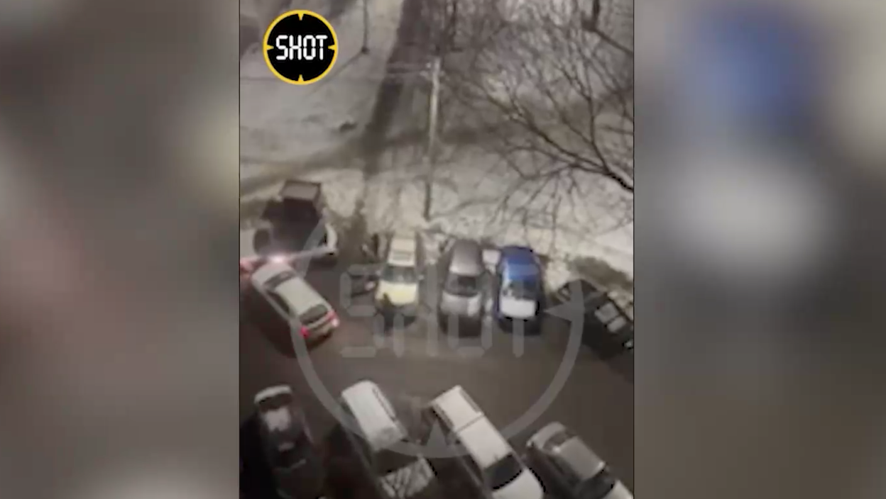 Россиянка переехала неверного мужа на машине и протаранила 7 авто во дворе его любовницы