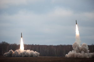 США работают над обеспечением Украины дальнобойными ракетами, заявила Нуланд