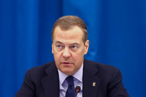Медведев назвал долгом России не дать ни малейшего шанса неонацизму на реванш