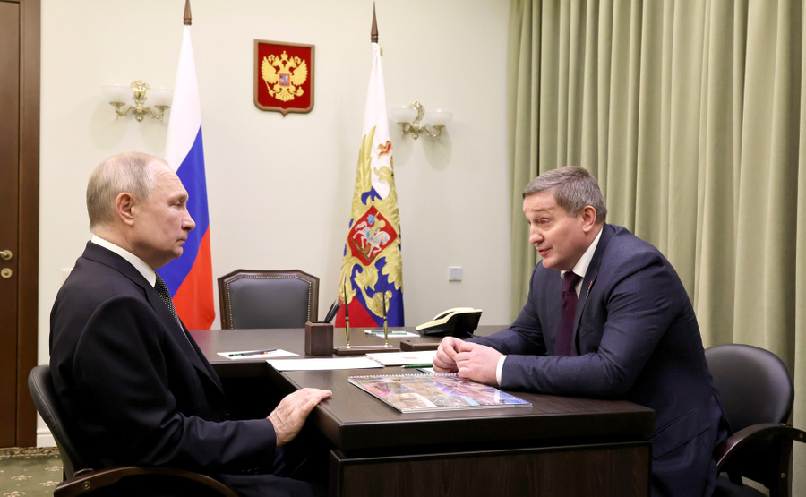 Президент РФ Владимир Путин с губернатором Волгоградской области Андреем Бочаровым. Фото © Кремлин