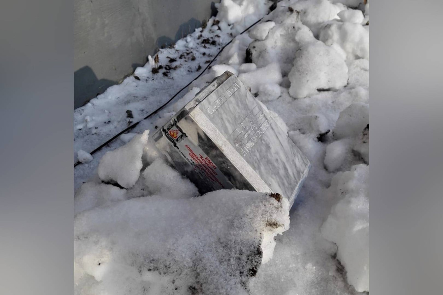 Погребальная урна, которую прохожий случайно обнаружил на мусорке в Первоуральске. Фото © VK / [PVK] Первоуральск