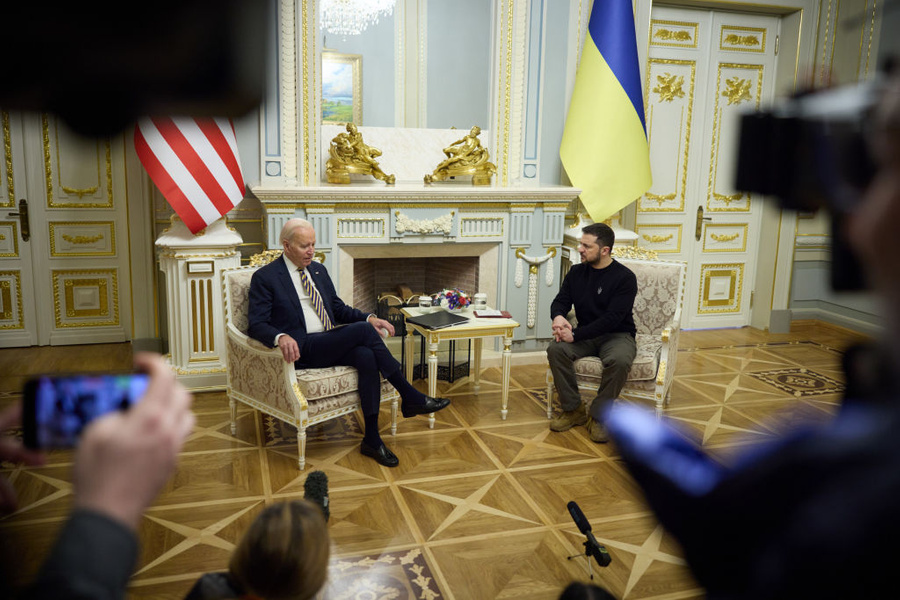 Джо Байден с Владимиром Зеленским. Обложка © Getty Images / Ukrainian Presidential Press Office