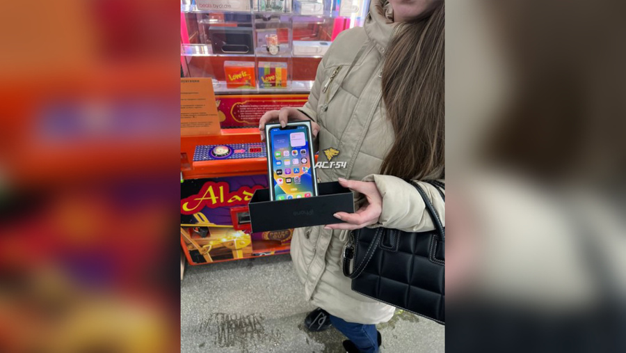 В Новосибирске 12-летняя девочка "с боем" получила iPhone, выиграв в автомате пустую коробку. Обложка © Vk.com / АСТ-54