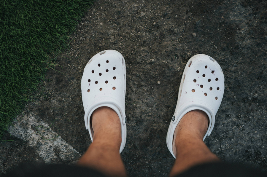 Кроме медиков в форме или дачников такая обувь, как кроксы, никому особо не подходит. Фото © Unsplash