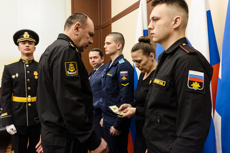 Церемония вручения звезды Героя семье старшего прапорщика Дениса Васильченко © Сайт Правительства Мурманской области