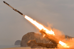 Четырьмя снарядами: Северная Корея пригрозила "превратить в пепел" аэродромы противника