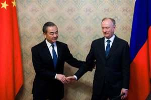 Ван И назвал отношения России и Китая "прочными как скала"