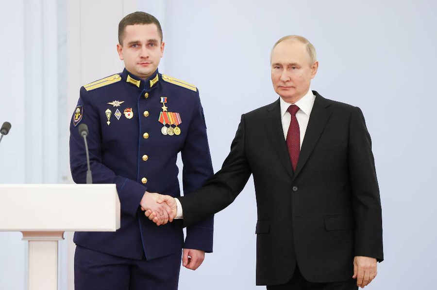 Лейтенант Денис Скакуновский с президентом Владимиром Путиным. Обложка © ТАСС / Сергей Карпухин