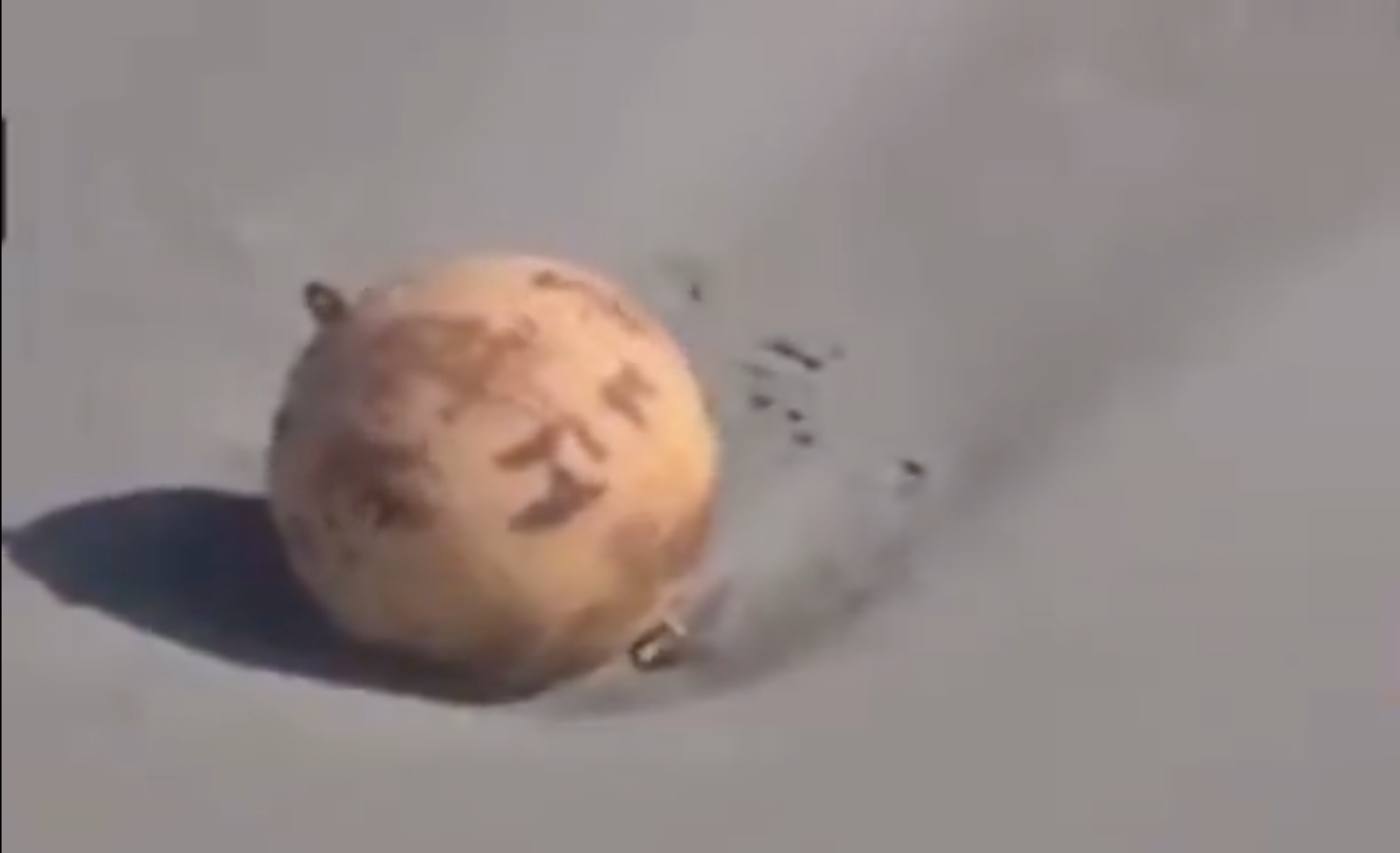 Обнаружен шар. В Японии на берег выбросило шар. Неопознанный объект в Японии. В Японии нашли шар. Шар упавший в Японии.