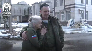 Приехавшая в зону СВО за сыном и внуком бабушка отпраздновала 72-летие в Донбассе