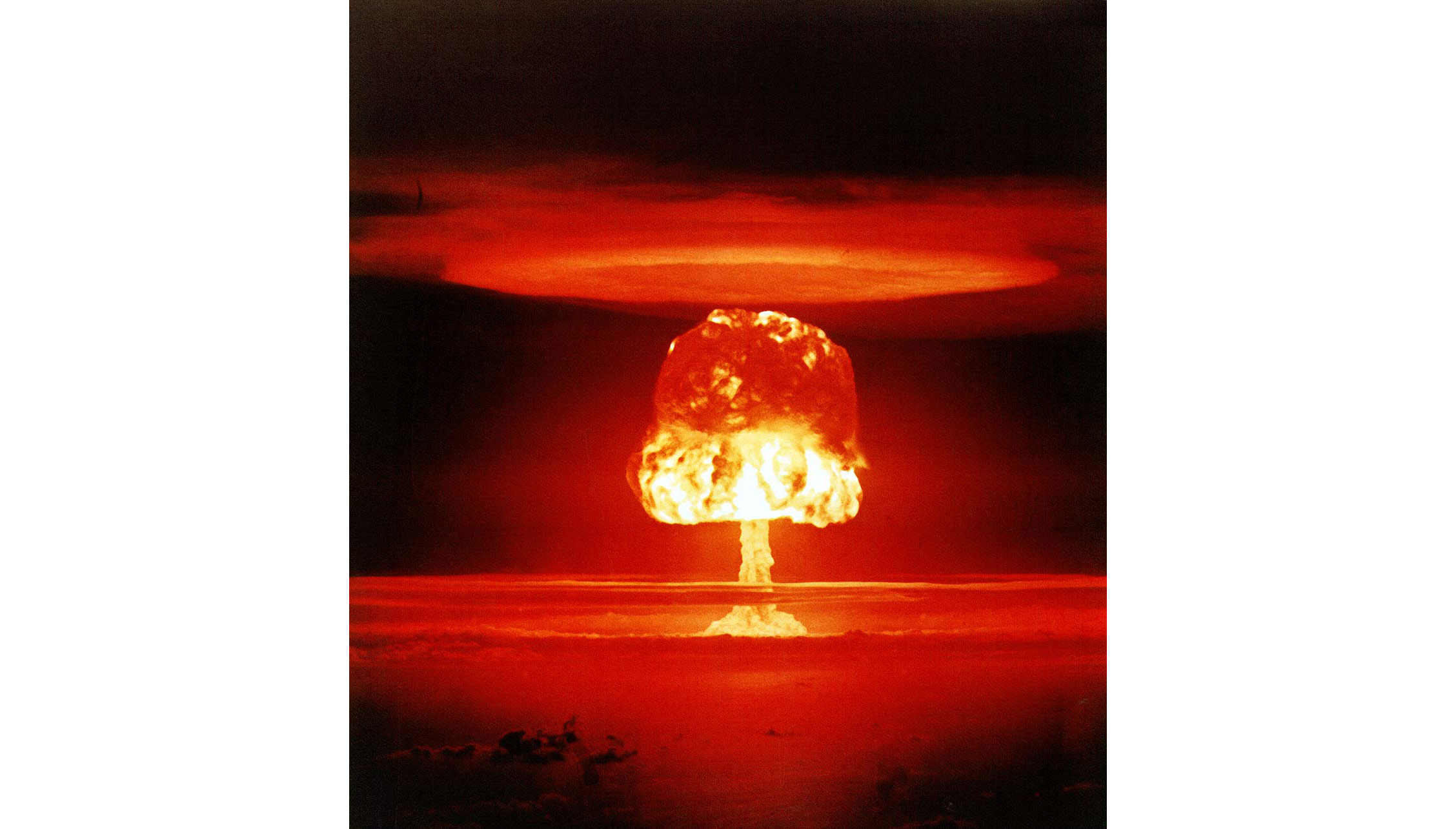 Испытание термоядерной бомбы на атолле Бикини, 1954 год. Мощность взрыва 11 Мт, из которых 7 Мт выделилось от деления тампера из урана-238. Фото © Wikipedia