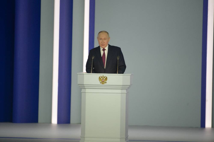 Президент РФ Владимир Путин оглашает Послание Федеральному собранию. Обложка © LIFE / Павел Баранов