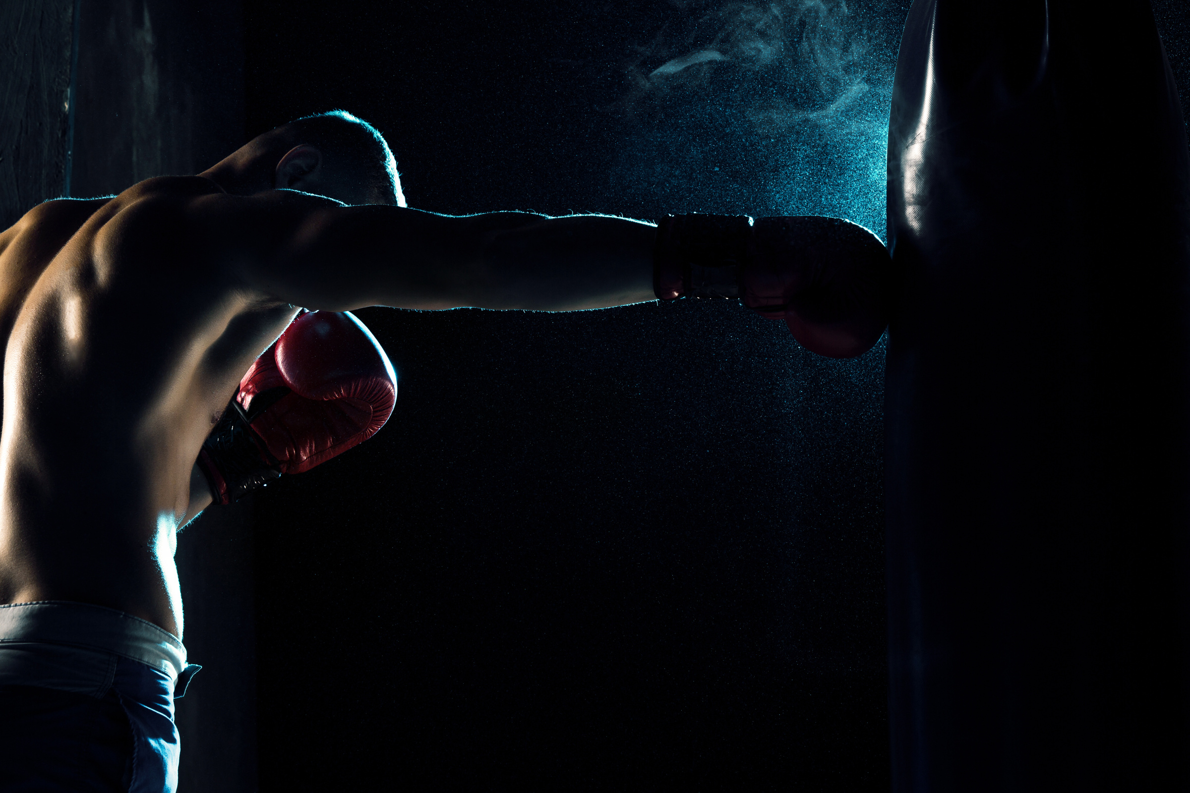 При боксе максимальную нагрузку во время удара кулаком принимают локтевые суставы. Фото © Freepik 
