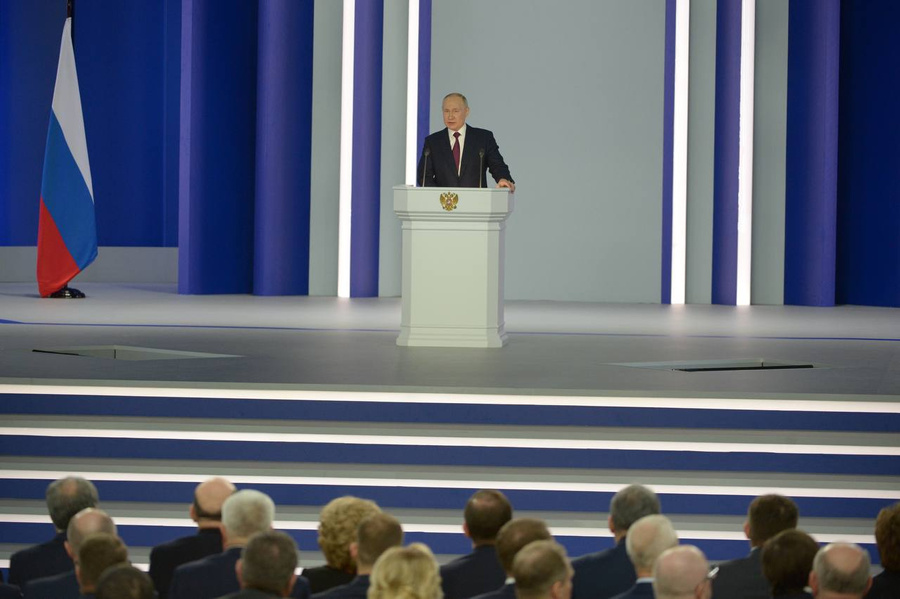 <p>Президент РФ Владимир Путин оглашает Послание Федеральному собранию. Обложка © LIFE / Павел Баранов</p>