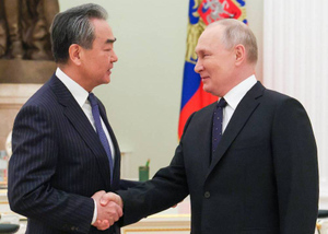 Эксперт по протоколу увидела знак в рукопожатии Путина и главного дипломата Китая