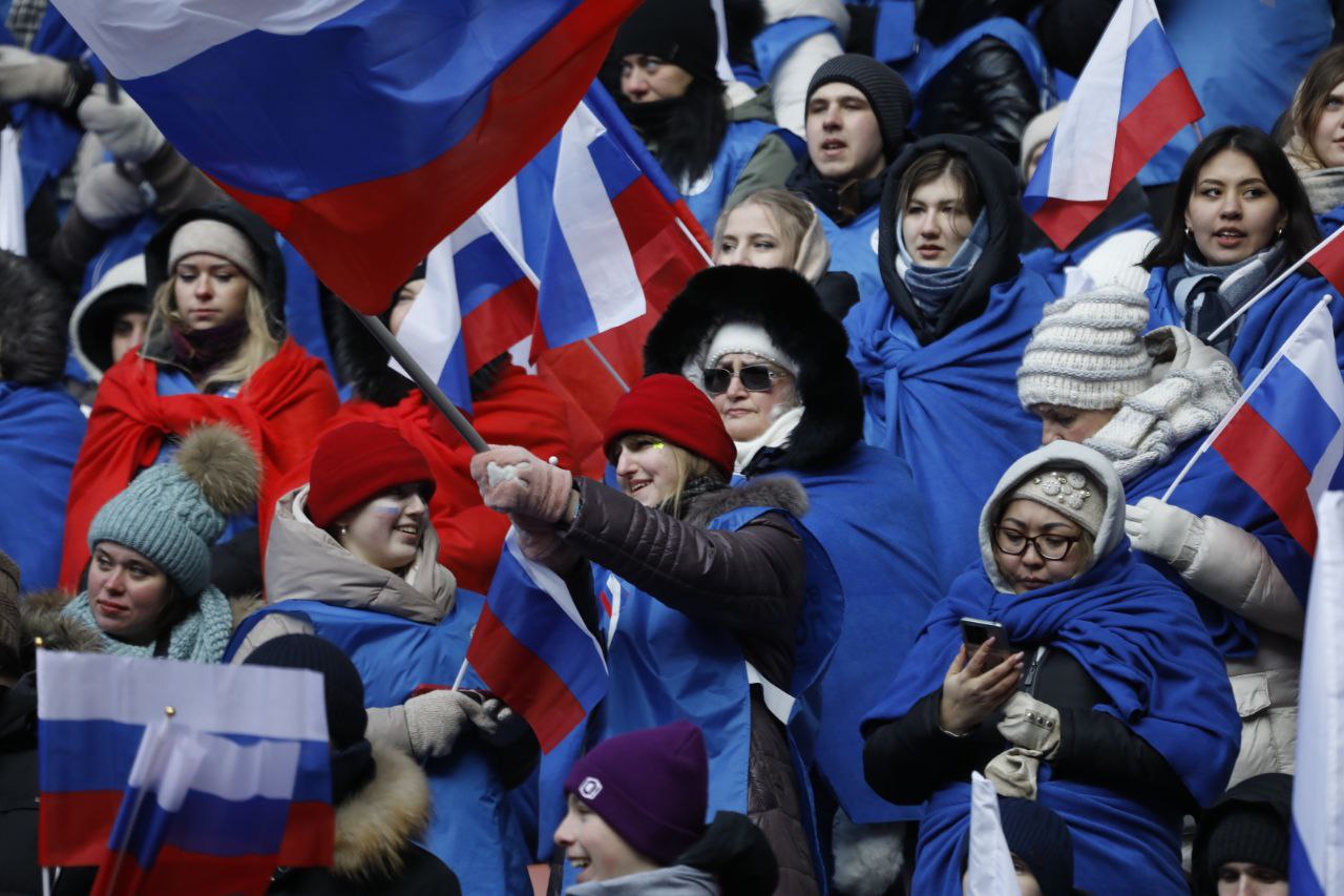 Участники митинга-концерта в "Лужниках". Фото © LIFE / Павел Баранов