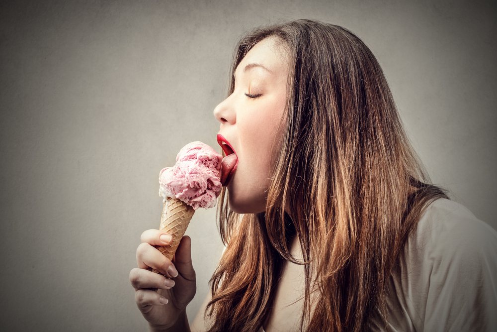 Сладкое, таящее во рту мороженое — тот продукт, который быстро вызывает привыкание. Фото © shutterstock