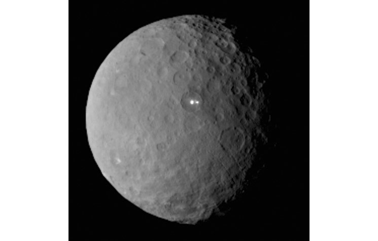 Наиболее яркое пятно на Церере, запечатлённое станцией Dawn с расстояния в 46 000 км 19 февраля 2015 года. Оказалось, что это пятно состоит из двух частей, находящихся в кратере Оккатор. Фото © Wikipedia