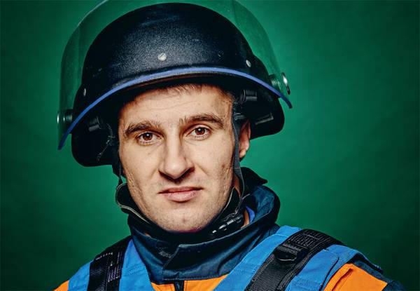 Максим Черненков имеет своеобразную специальность — он командир пиротехнической группы центра МЧС "Лидер". Фото © expert.ru