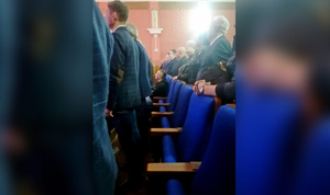 Калужский депутат от КПРФ объяснил решение слушать гимн сидя, но его всё равно проверит полиция