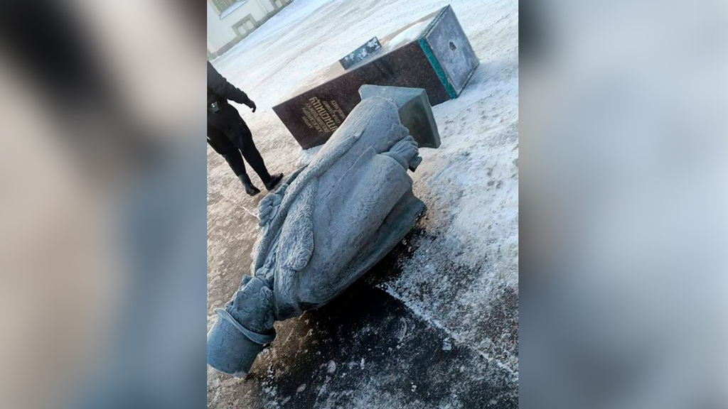 В Петергофе снегоуборщик протаранил и снёс памятник барону Штиглицу
